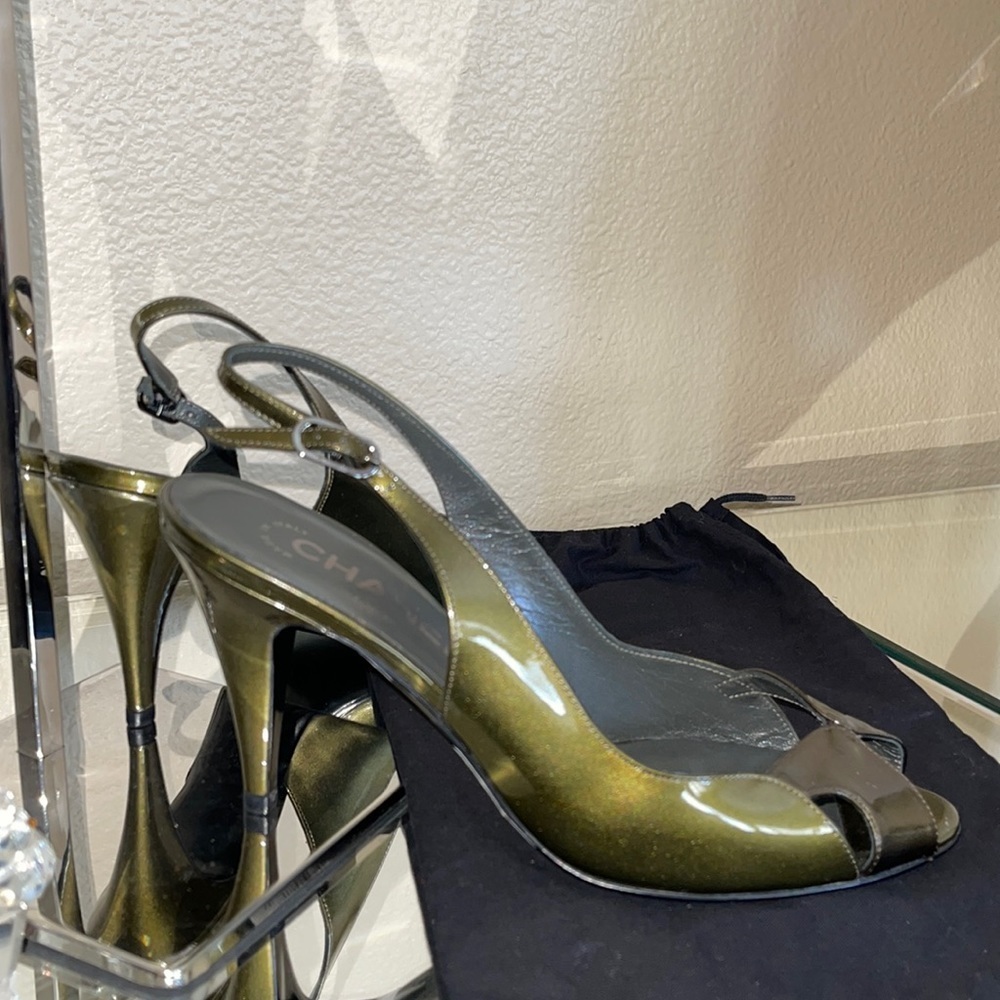 CHANEL HEELS NEW  38.5 PATENT‎ LEATHER METALLIC OLIVE GREEN 🫒 CHANEL DUST BAG - Picture 9 of 17